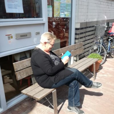 Wilma op bankje Eester