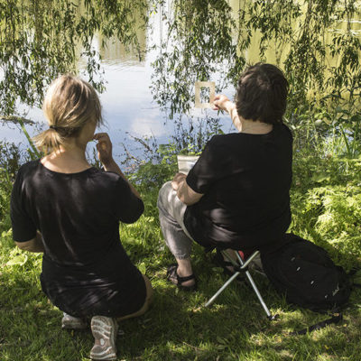 Natuurtekenen vrouw op stoel