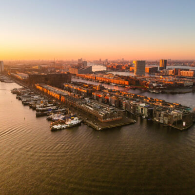 Borneo-eiland bij avond, drone